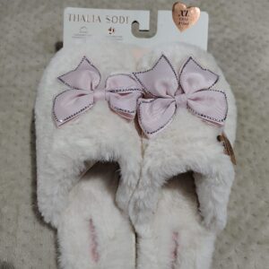Pantuflas Thalía Sodi Blancas con Moño